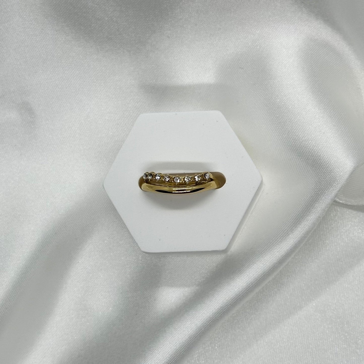 Gouden ring met een vloeiende, golvende vorm