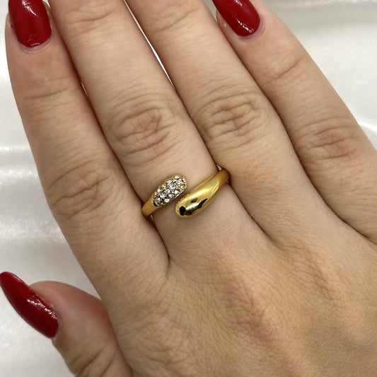 Elegante gouden ring met een diamantontwerp dat de vinger omarmt