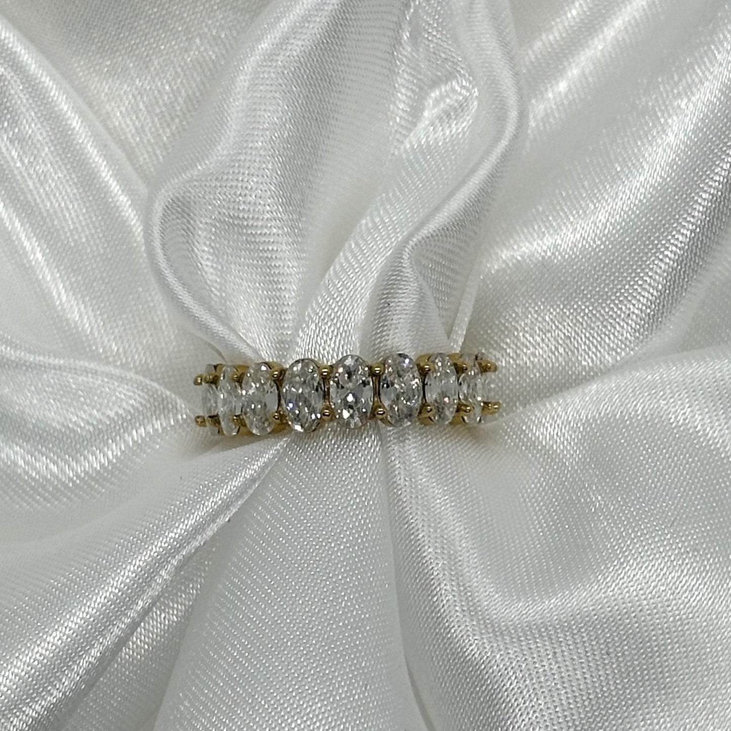 Gouden ring met een oneindige rij van glinsterende diamanten