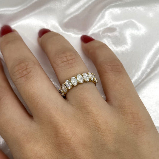 Gouden ring met een oneindige rij van glinsterende diamanten