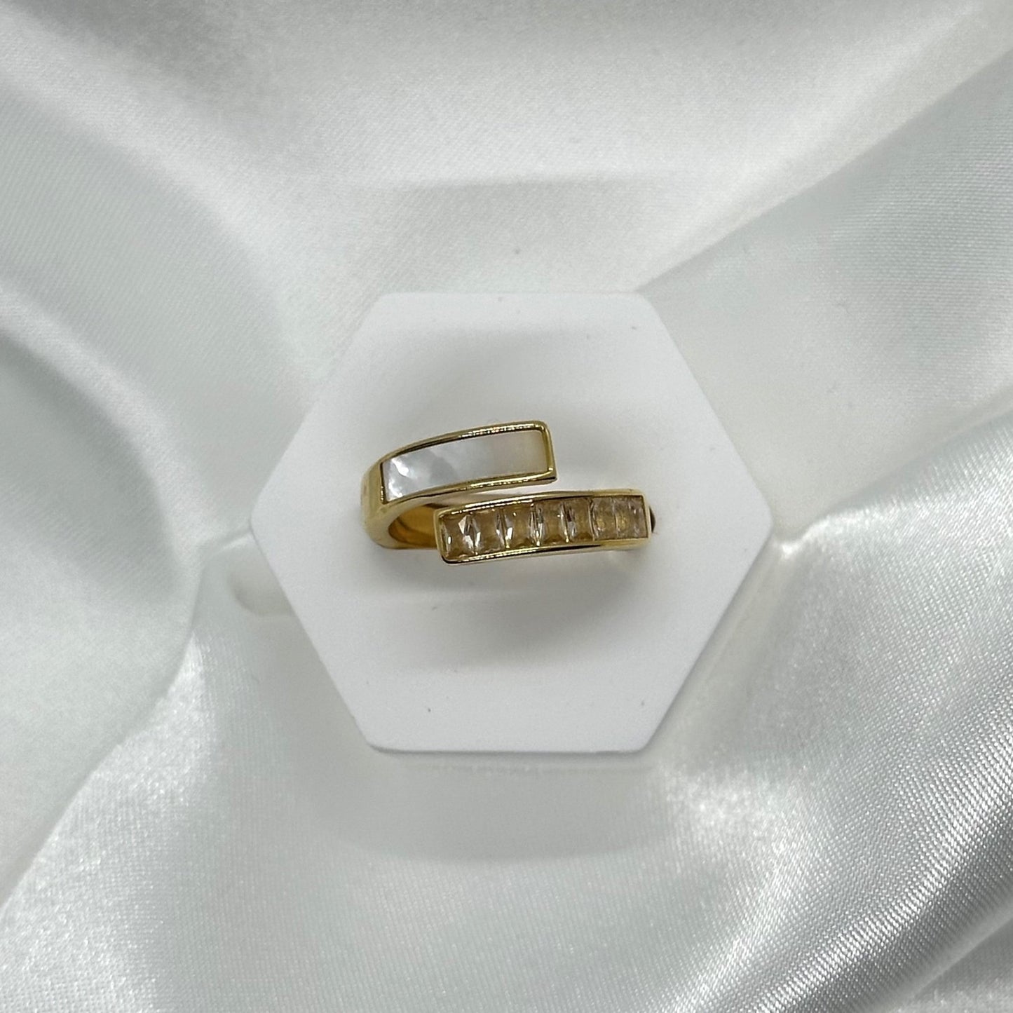 Gouden ring met een twistontwerp
