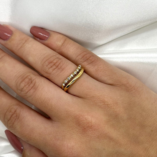 Gouden ring met een vloeiende, golvende vorm