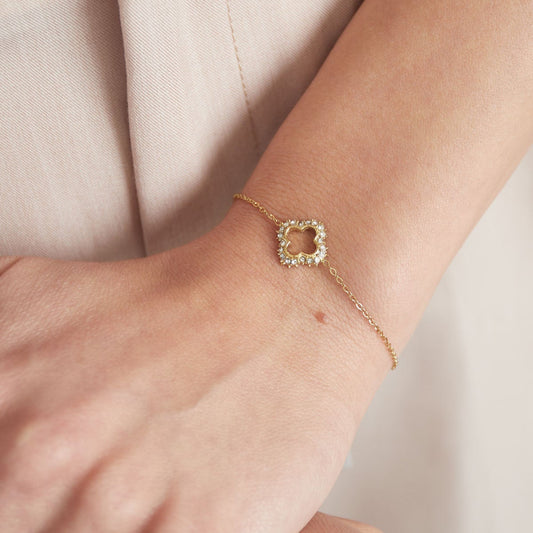 Elegante armband met een sprankelende klavervormige steen