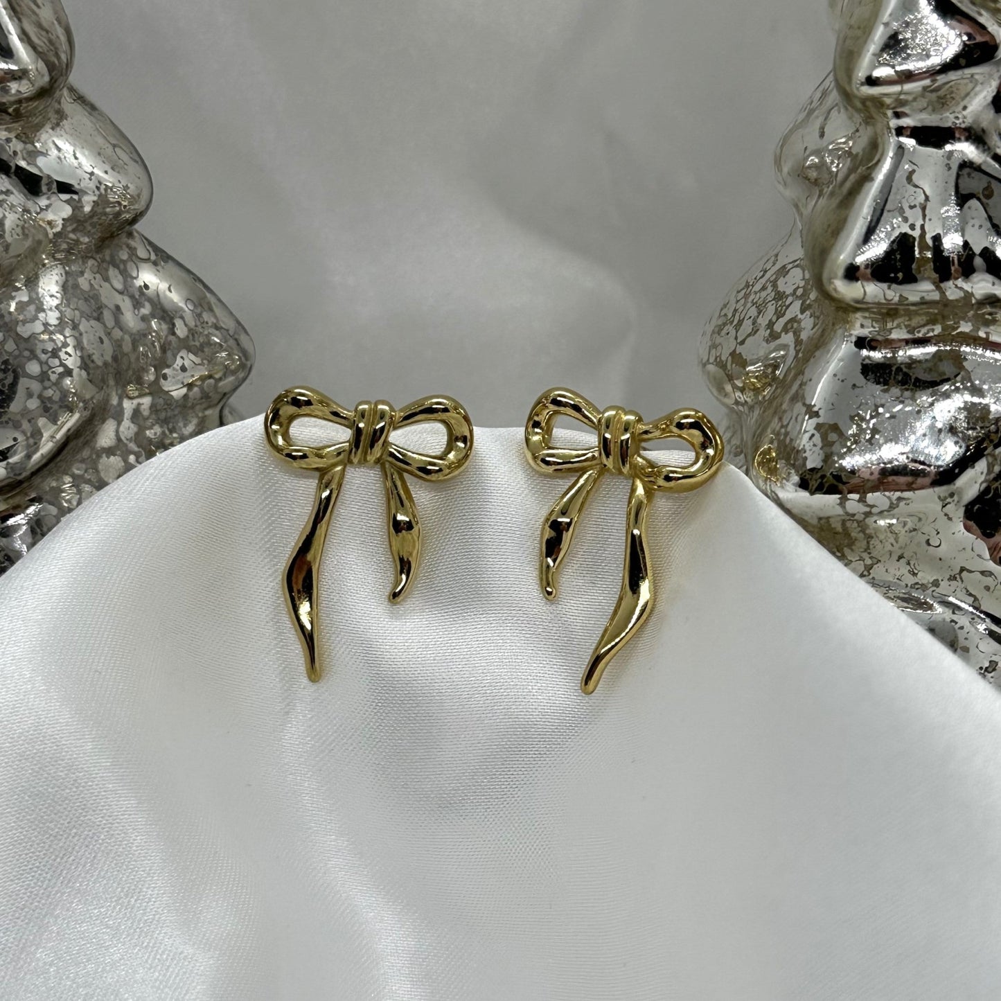 Gouden oorbel met een subtiele strikvorm