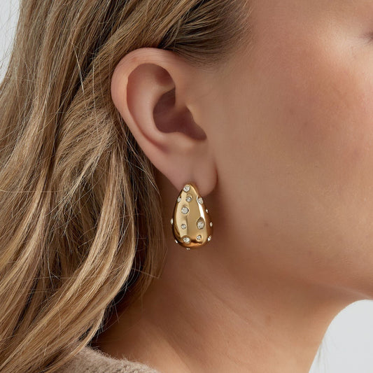 Gouden oorbel met fonkelende details en een gedurfde druppelvorm