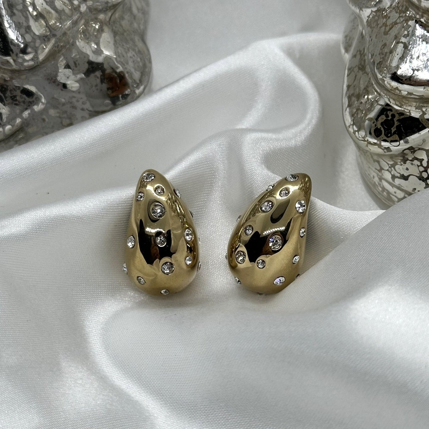 Gouden oorbel met fonkelende details en een gedurfde druppelvorm