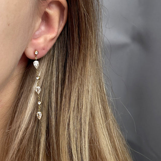 Stijlvolle en gouden oorbel geïnspireerd op vallende tranen