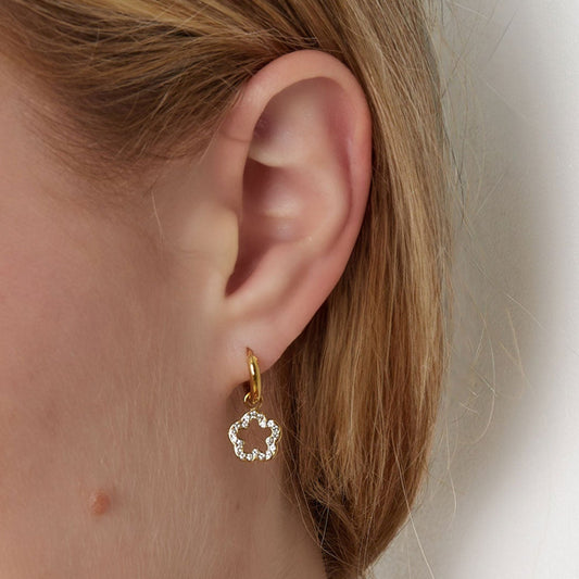 Romantische oorbellen met een bloemvormige charm en sprankelende stenen