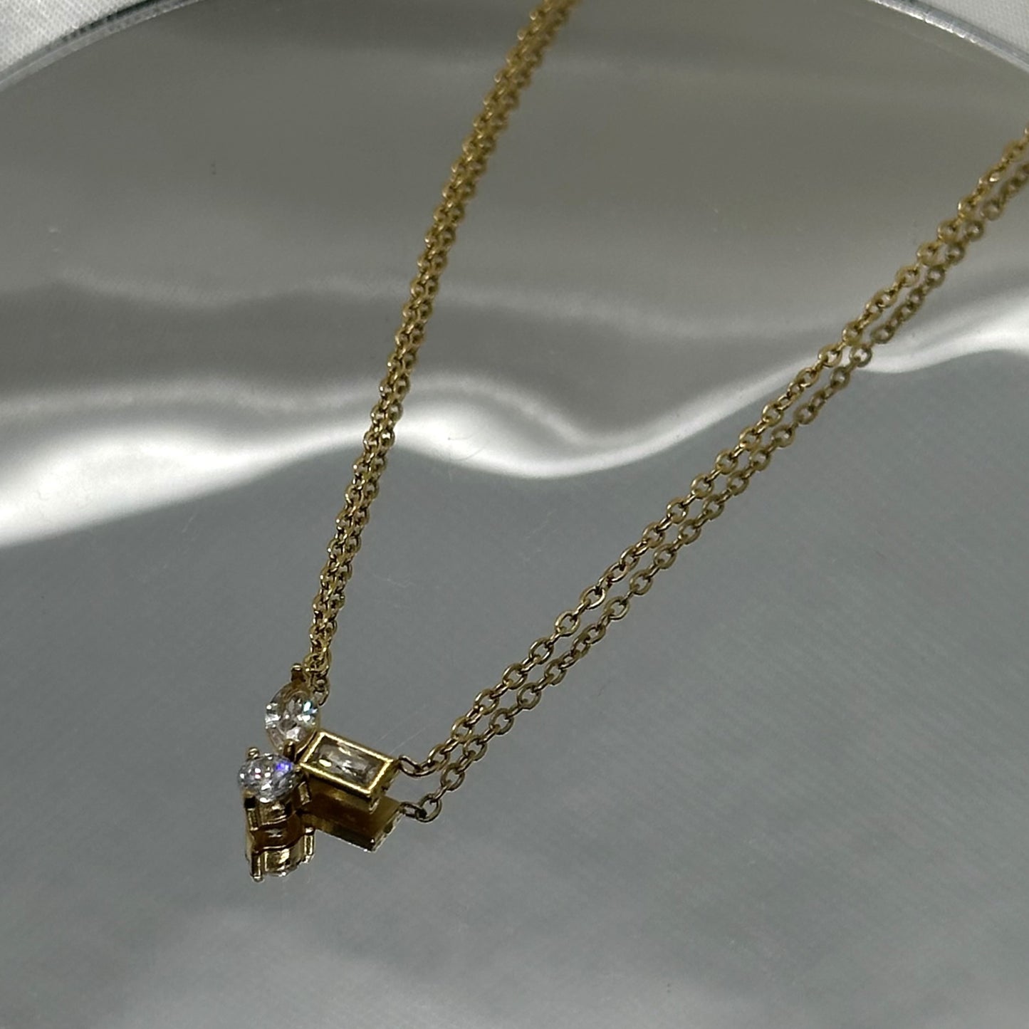 Stijlvolle zilveren ketting met een sprankelende kristallen hanger