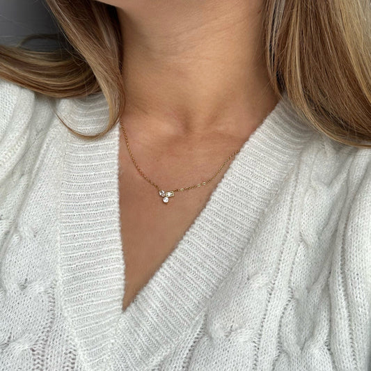 Stijlvolle zilveren ketting met een sprankelende kristallen hanger