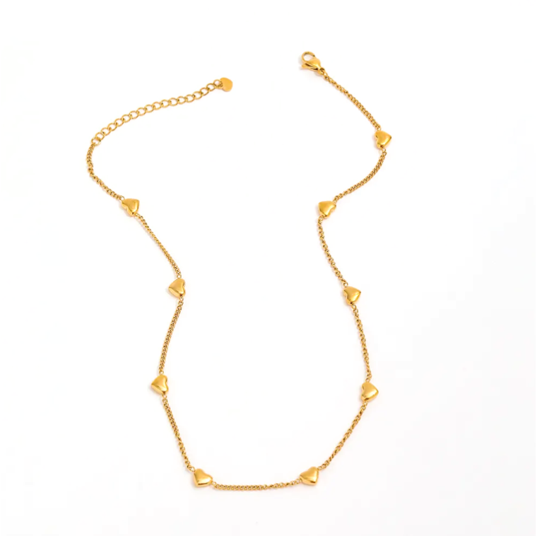 Mooie gouden ketting met een hartontwerp