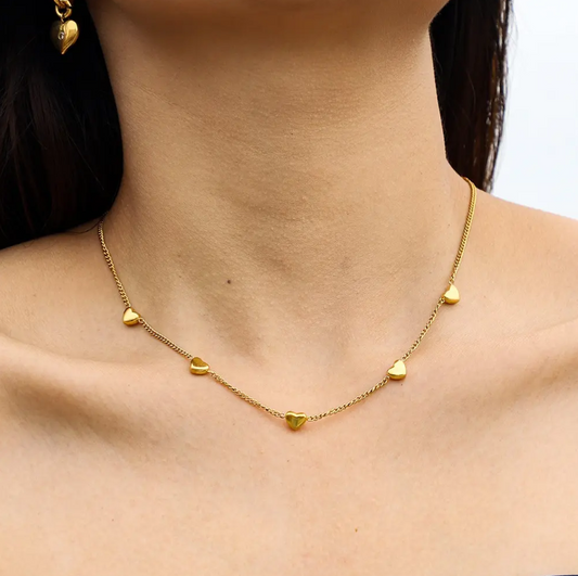 Mooie gouden ketting met een hartontwerp