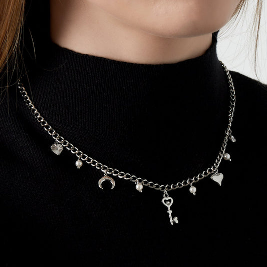 Elegante zilveren ketting met een sleutelhanger, perfect romantisch