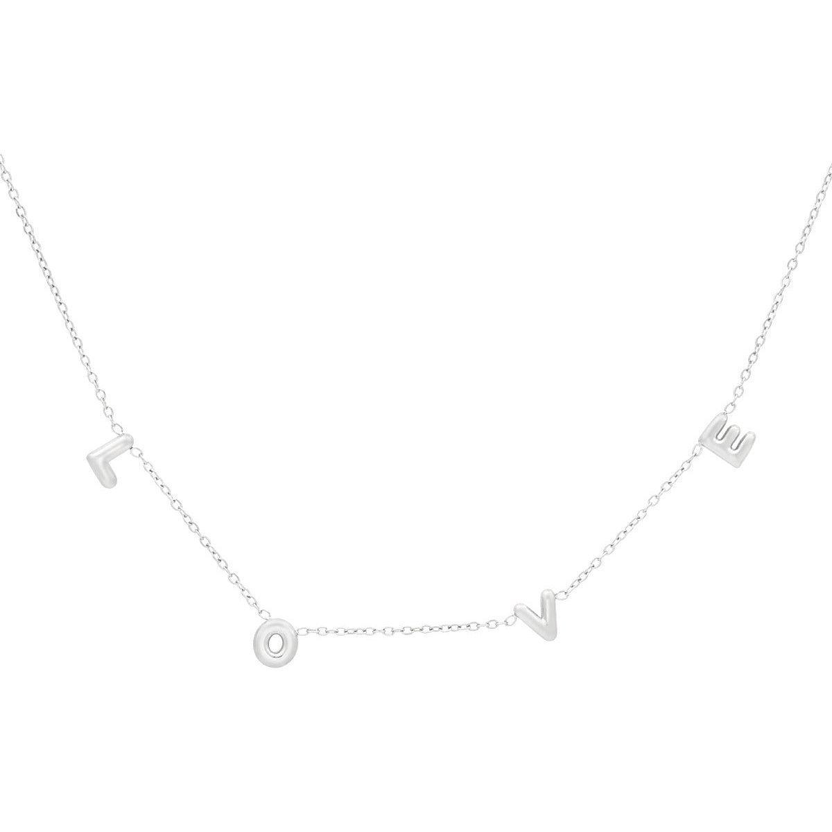 Delicate zilveren ketting met letters die samen het woord "LOVE" vormen