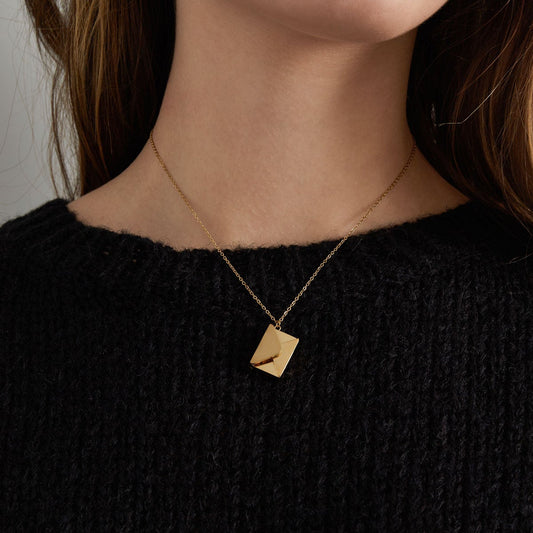Gouden ketting met een charmante envelop hanger, met een romantische boodschap