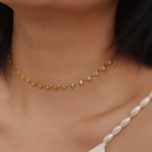 Tijdloze gouden ketting met een delicate hartvormig patroon