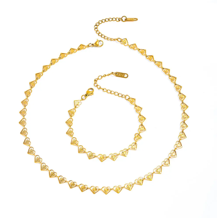 Tijdloze gouden ketting en armband met een delicate hartvormig patroon