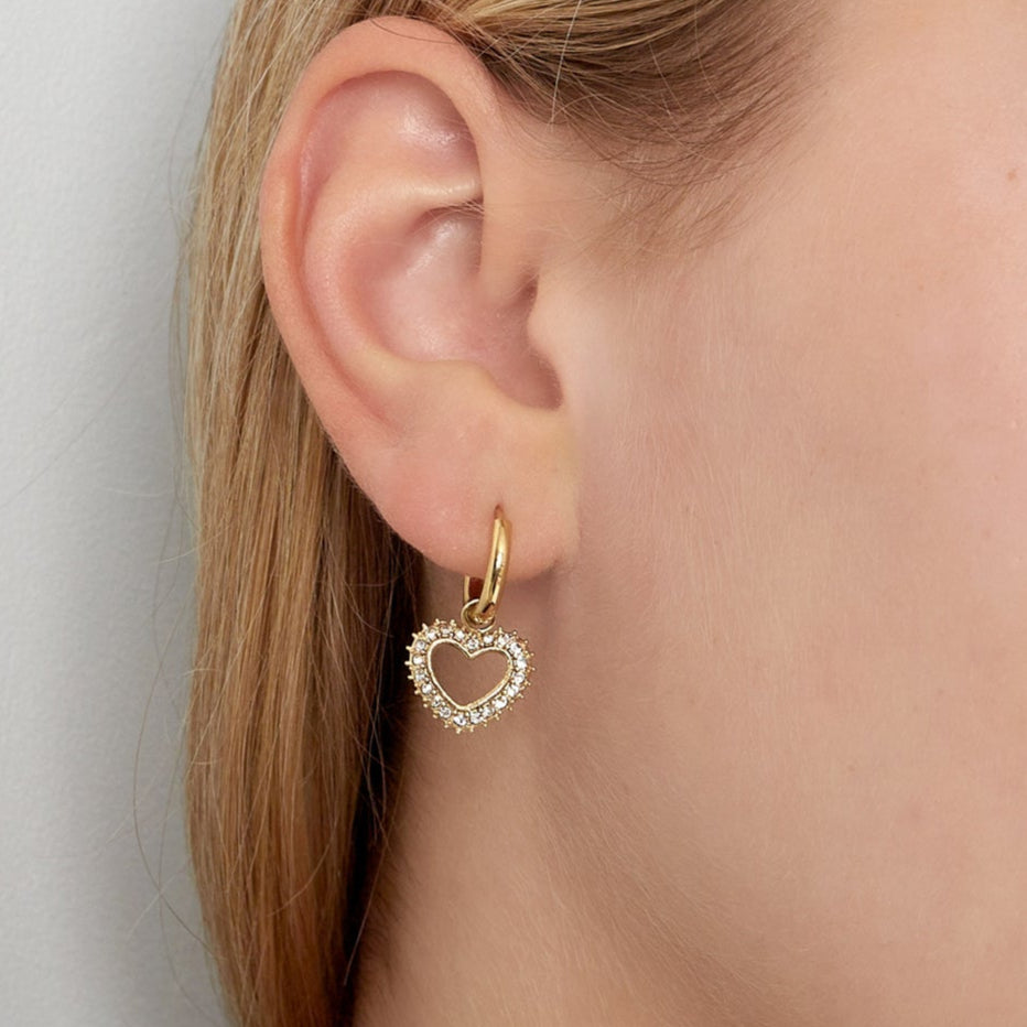 Elegante hoop oorbellen met een charm in de vorm van een hart