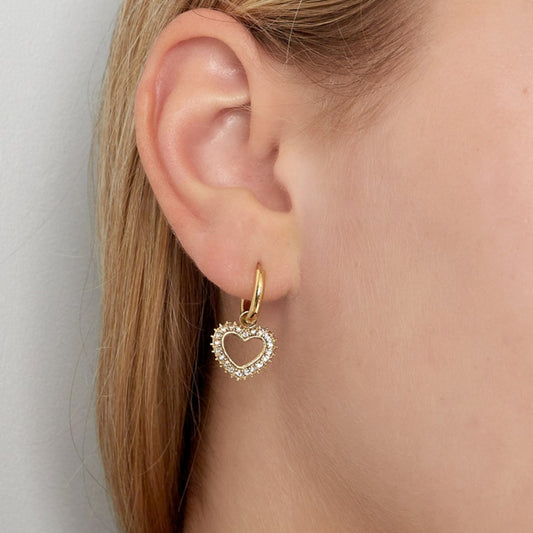 Elegante hoop oorbellen met een charm in de vorm van een hart