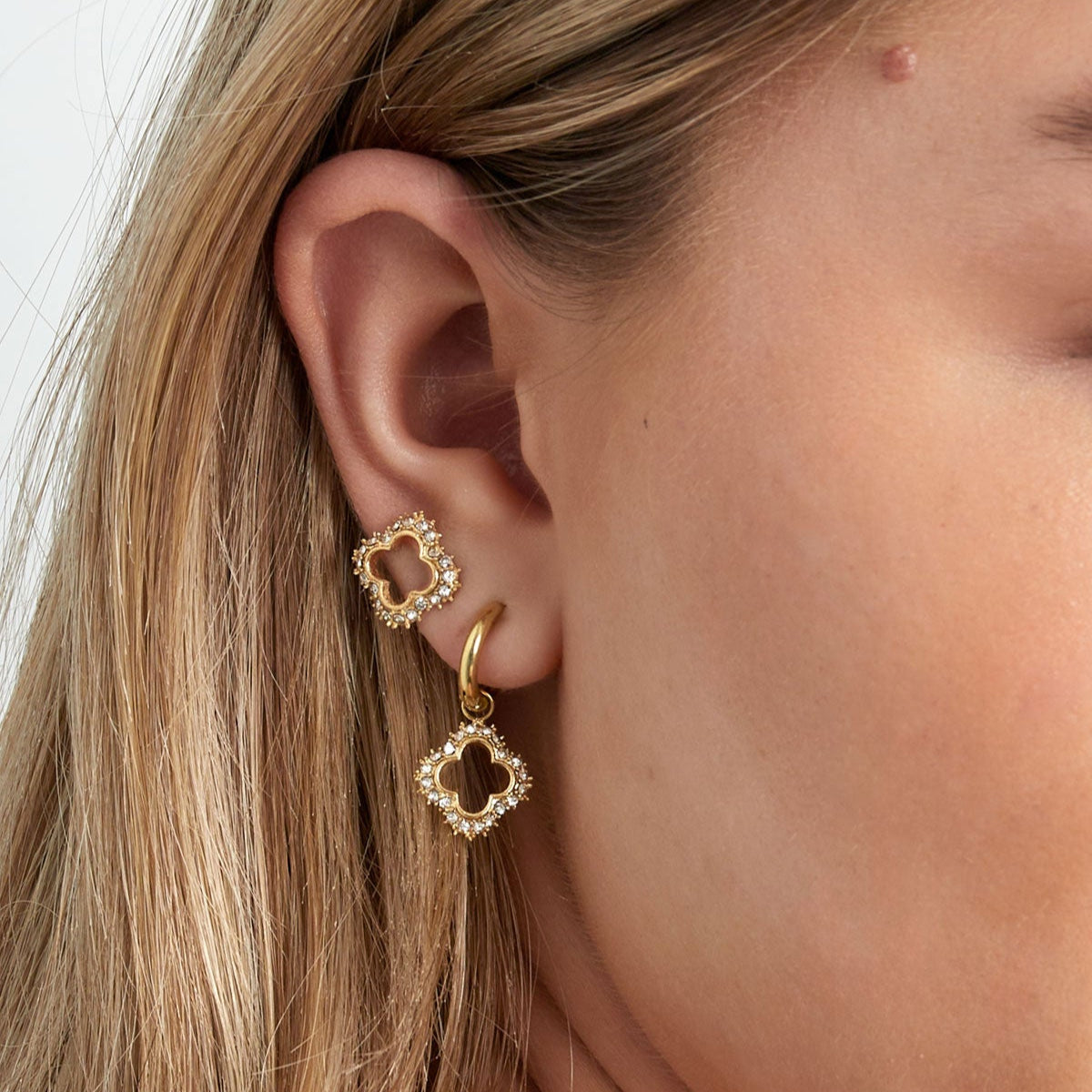 Elegante hoop oorbellen met een charm in de vorm van een klavertje vier