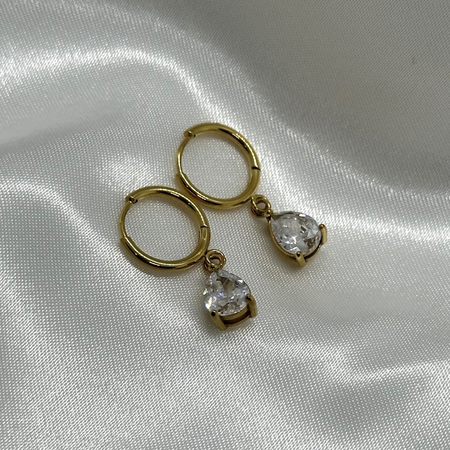 Minimalistische gouden waterdruppel oorbel