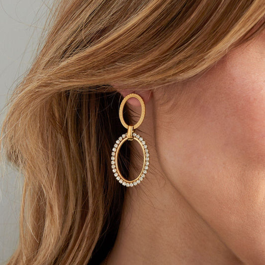 Gouden oorbel met een ovaal diamantvormige hanger