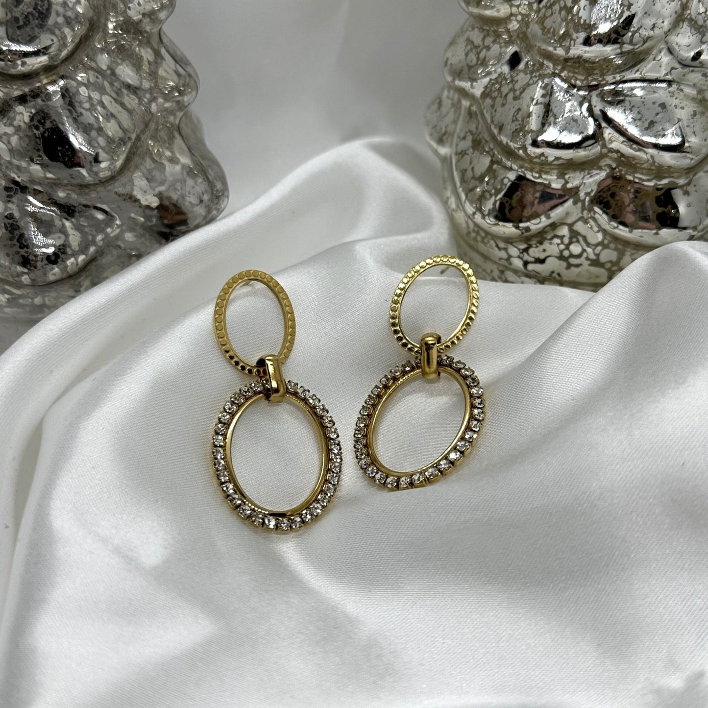 Gouden oorbel met een ovaal diamantvormige hanger