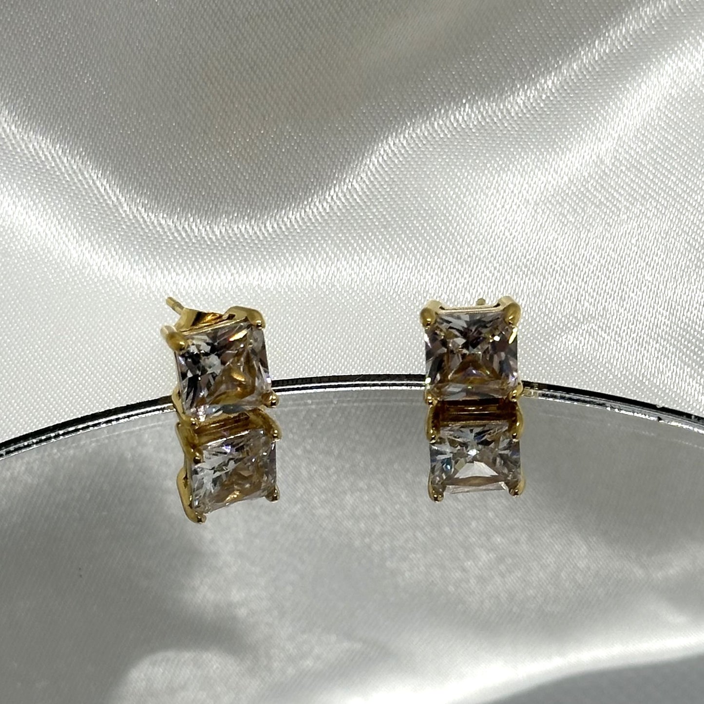 Elegante gouden stud oorbel met een sprankelende steen