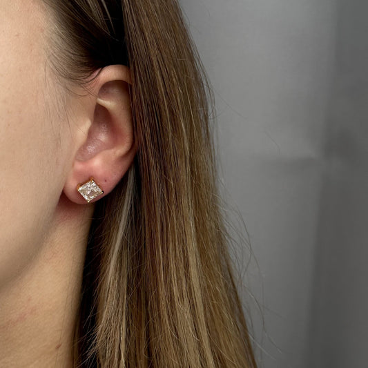 Elegante gouden stud oorbel met een sprankelende steen