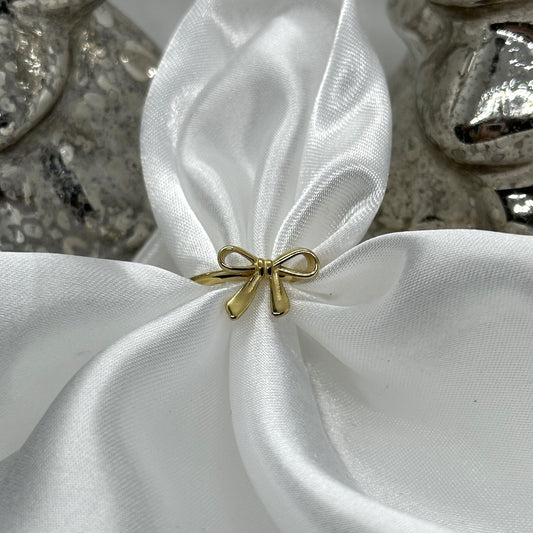 Verfijnde gouden ring met een delicate strik