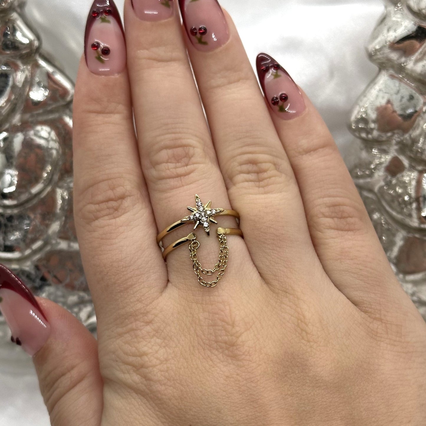 Verfijnde gouden ring met een sterrenkettingontwerp