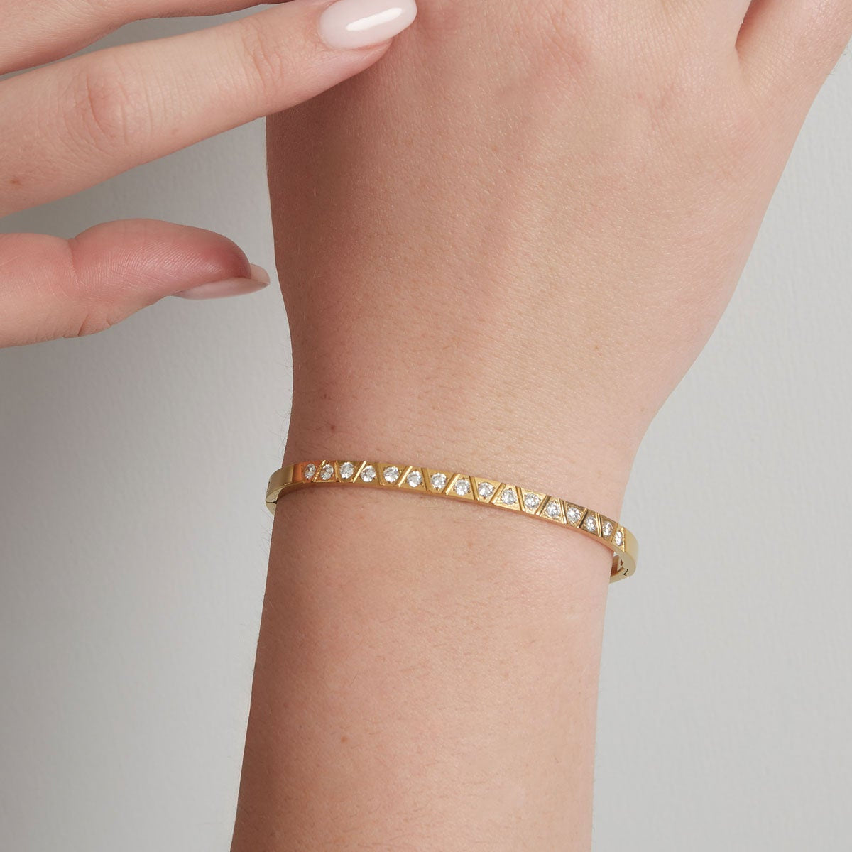 Moderne Spicy Bangle armband met een strak ontwerp voor een gedurfde uitstraling