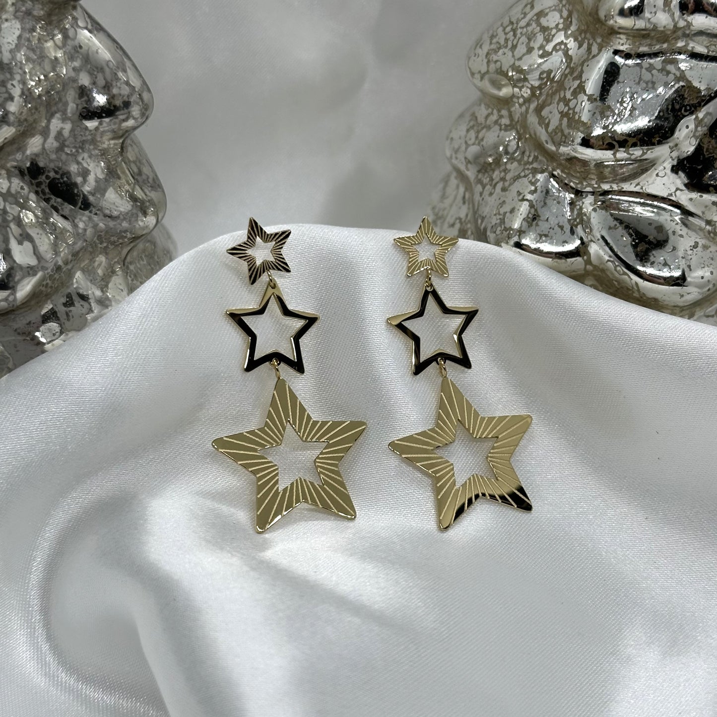 Chique gouden oorbel met een sprankelend sterrenontwerp