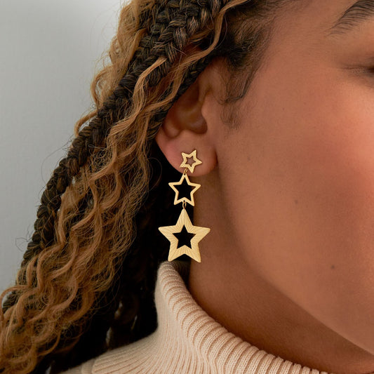 Chique gouden oorbel met een sprankelend sterrenontwerp