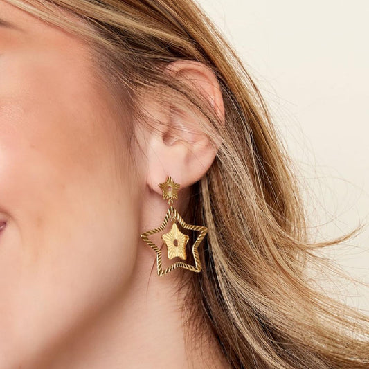 Gouden oorbel met twee stralende sterren