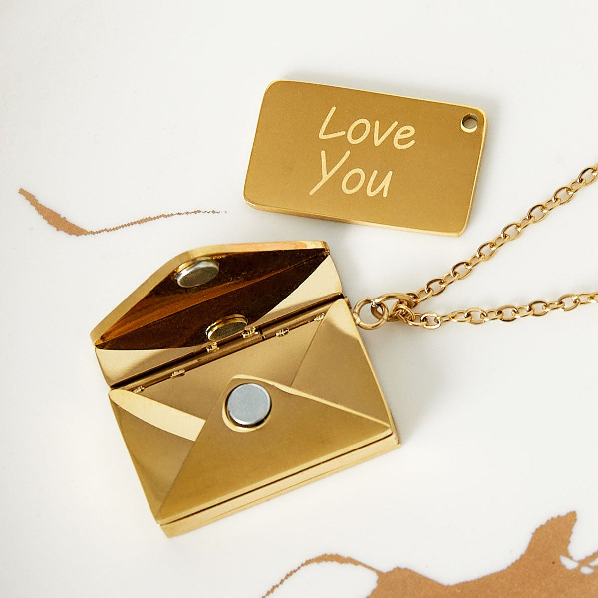 Gouden ketting met een charmante envelop hanger, met een romantische boodschap