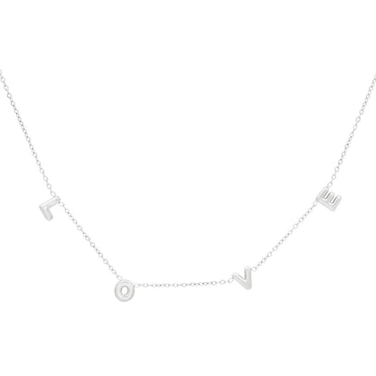 Delicate zilveren ketting met letters die samen het woord "LOVE" vormen