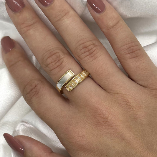Gouden ring met een twistontwerp