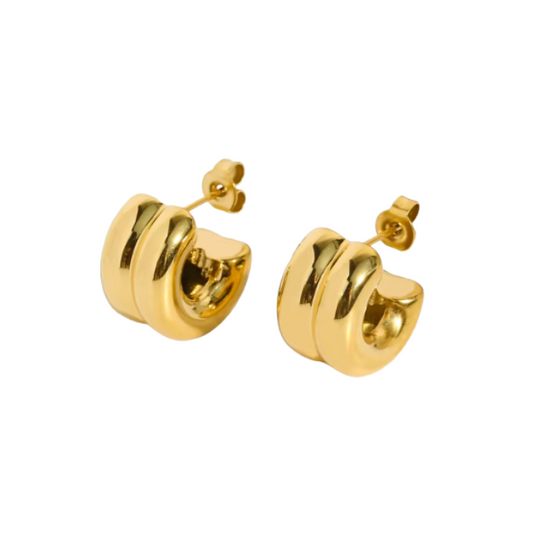 Moderne en minimalistische gouden oorring met een speels dubbellaags design