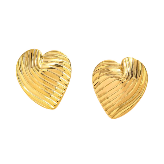 Trendy gouden oorbel met een minimalistische hartvorm en strakke lijnen