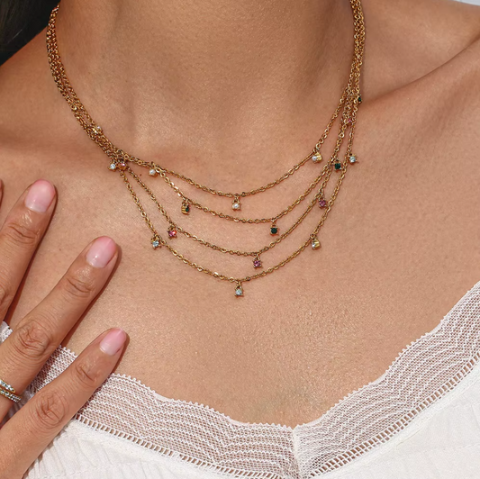 Feminine ketting met vijf kleurrijke bedels, waaronder een roze charm