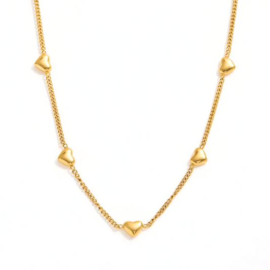 Mooie gouden ketting met een hartontwerp