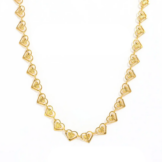 Tijdloze gouden ketting met een delicate hartvormig patroon