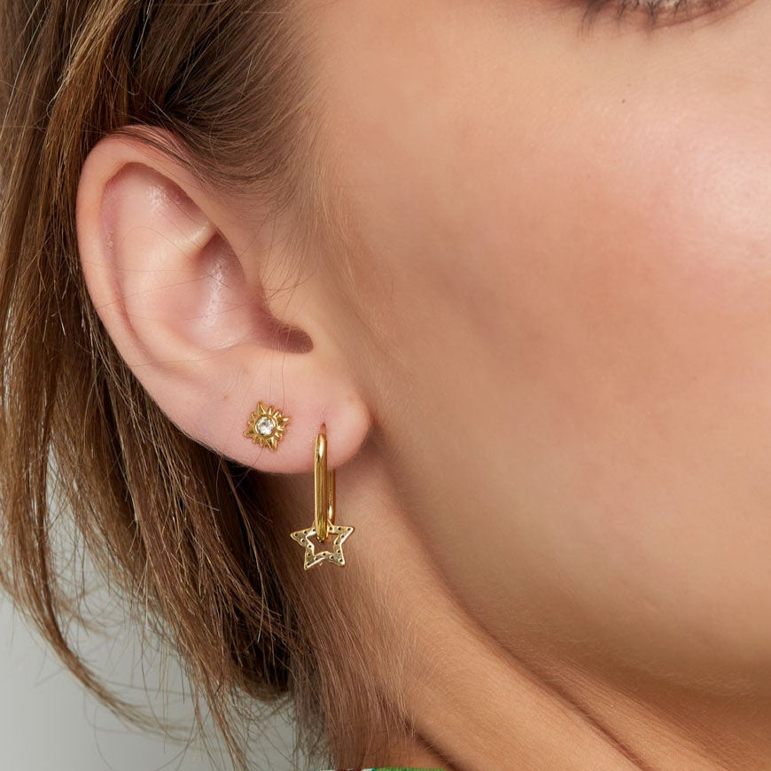 Minimalistische stud oorbel met subtiele glinsterende steen