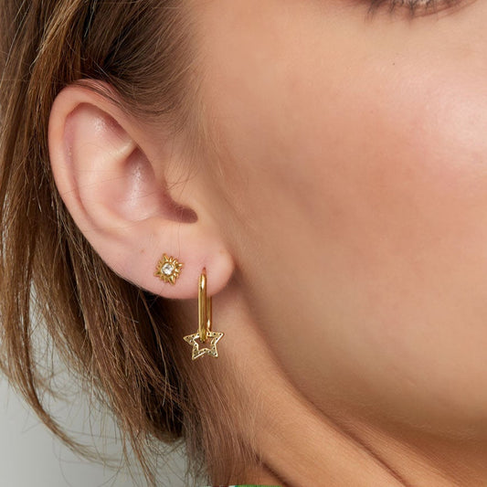 Minimalistische stud oorbel met subtiele glinsterende steen