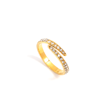 Gouden ring met een elegante wikkelvorm en sprankelende kristallen